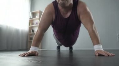 Yetişkin kilolu erkek terleme ve şınav mı kaybetmek ağırlık, egzersiz