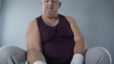 Kilo vermek için çaba maksatlı obez adam evde, halter kaldırma