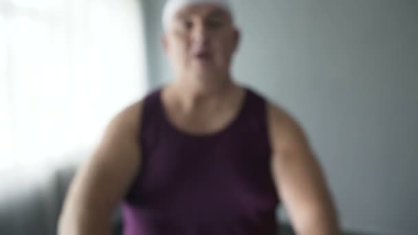 Motivované obézní muž dělá cvičení s činkami, cvičení pro weightloss — Stock video