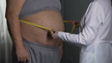 Kilolu erkek hasta, diyet ve obezite bel ölçüm beslenme uzmanı