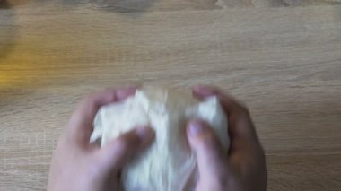 Bekar erkek unwrapping ve yeme hamburger eve... hızlı yemek, pov bağımlılığı