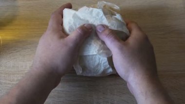 Ev masada yemek, sağlıksız için hazırlık erkek çıkartıyorum hamburger yemek