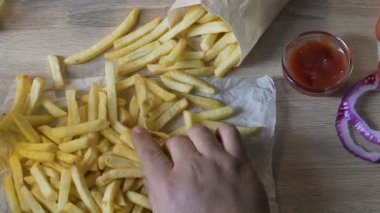 Erkek müşteri patates kızartması Restoran, ucuz yiyecek, pov bira içme yeme