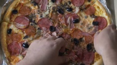 Büyük büyük pizza dilimi kutusunda, kilo alımı, çekici erkek eller yemek stres