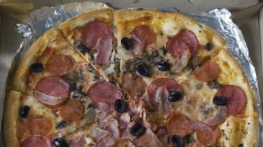 Şişman adam yeme küçük parça taze pizza, sayım kalori diyet kontrolü