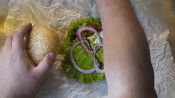 Dicker Mann Kocht Und Isst Großen Hamburger Der Küche Ungesunder — Stockvideo