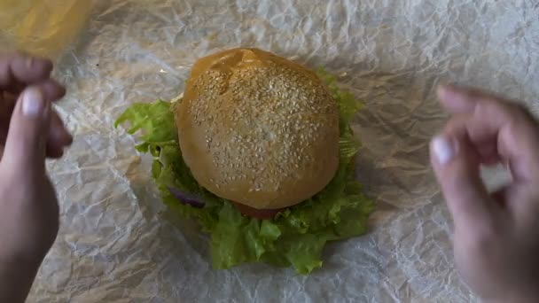 El hombre gordo sacando la carne de la hamburguesa, la decisión de la vida sana, la elección de la dieta — Vídeo de stock