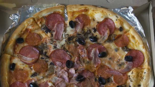 La esposa le prohíbe al marido tomar una rebanada más de pizza, control de la dieta, vida saludable — Vídeo de stock