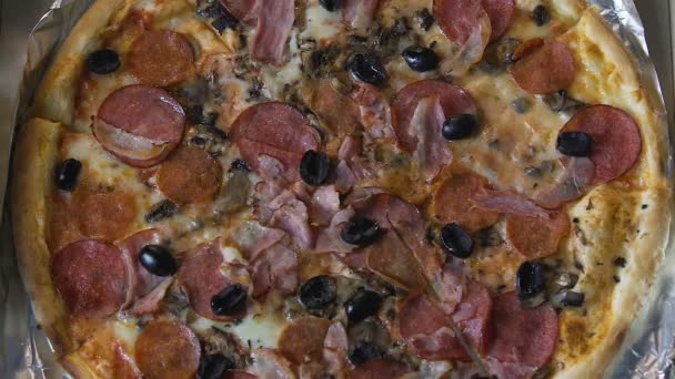 Táplálkozási nem teszi lehetővé a beteg enni pizza, megáll overeating, diéta támogatása — Stock videók