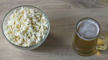 Patlamış mısır yemek ve barda bira içme, hafta sonu arkadaşlarıyla rahat adam