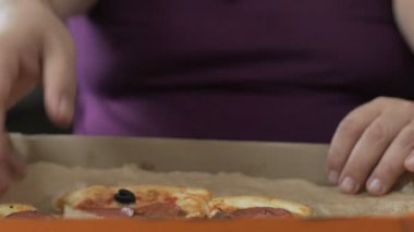 Acele et yeme şişman adam pizza ev, kilolu sorun, diyet kavramı teslim