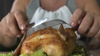 Aç adam yeme tavuk impoliteness restoranında, bağımlılığı el ile hızlı