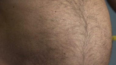 Evde karnı yakın kilo verme diyet, ölçmek çalışan adam kilolu