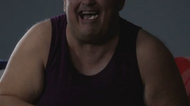 Kel adam patlamış mısır ve televizyon, pasif kalan evde ev akşam zevk