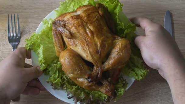Мужчина собирается съесть большую порцию жареной курицы в ресторане, проблема переедания — стоковое видео