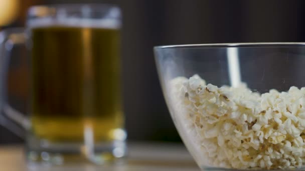 Man hemma äta popcorn och dricka öl favorit-filmer på tv — Stockvideo