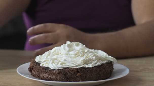 Elhelyezés a tortát további ember Fonni, tejszín és a cseresznye tetején, cukor overeating — Stock videók