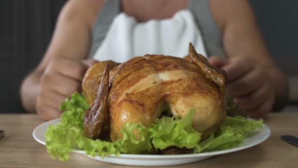 Самотній товстий чоловік їсть курку руками, погані манери, голодний голодний самотній — стокове відео