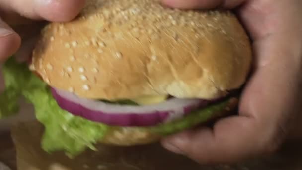 Överviktig manlig person tvivel att äta hamburgare eller inte, hälsosamt liv beslut — Stockvideo