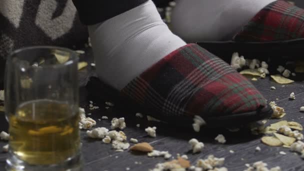 Neuklizené nezaměstnaný bakalář odhazování popcorn a čipy na podlaze, chaotický život — Stock video