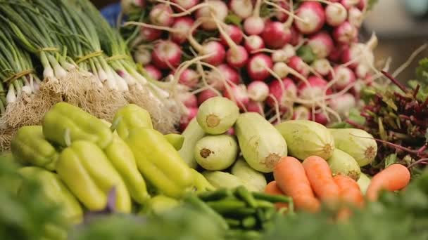 Verkoopster indelen van verse groenten en fruit op de markt, de detailhandel — Stockvideo