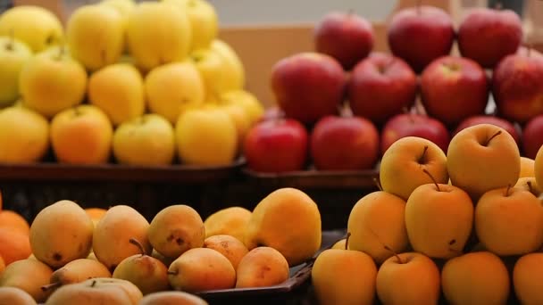 Manzanas, peras y cerezas de cerca en el mercado georgiano local, vitaminas, ecología — Vídeo de stock