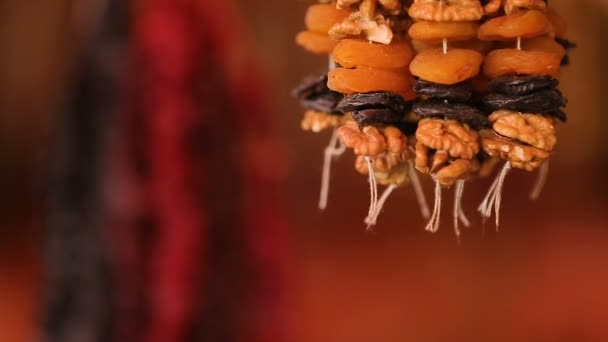 Heerlijk gedroogde vruchten en noten, traditionele Kaukasische behandelen dessert, lokale winkel — Stockvideo