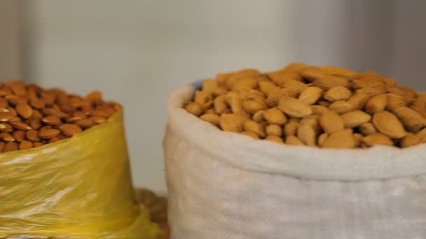 Vista de nozes em sacos no mercado georgiano, comida local, nutrição orgânica — Vídeo de Stock