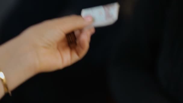 Femme payant pour l'achat et la prise sac en plastique dans le bazar, les relations du marché 