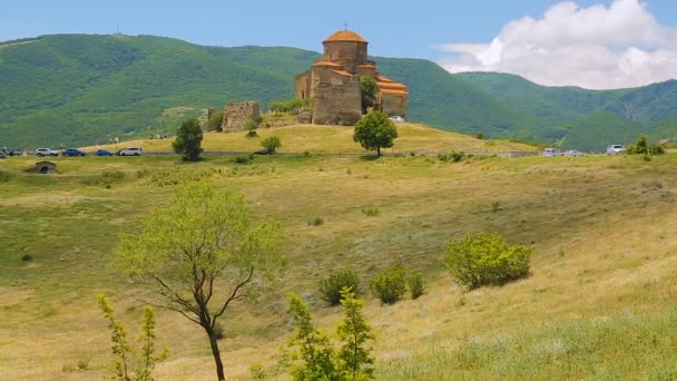 Mănăstirea Jvari pe fundal verde natural, ruine religioase vechi, loc turistic — Videoclip de stoc