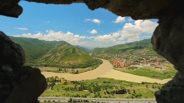 Luftaufnahme der mtskheta vom jvari-Kloster, georgiagrüner Natur, Tourismus — Stockvideo
