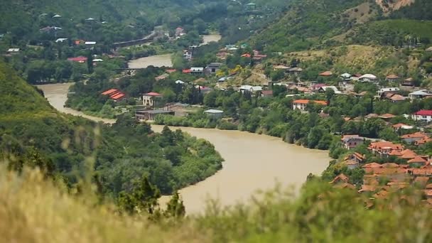 Город Мцхета, древняя столица Грузии, риск наводнений, знаменитые туристические достопримечательности — стоковое видео
