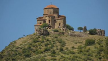 Cemaat Jvari manastır doğa arka planda, Georgia seyahat yürüyüş