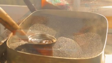Türk kahvesi tencere sıcak kum, eski stil üzerinde yemek tarifi gelenekleri Barista