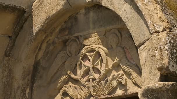 Architectural decoration angels with cross on Jvari Monastery wall, Mtskheta — Stock Video