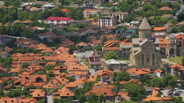 City landscape with Svetitskhoveli Cathedral in center, ancient architecture — Stock Video