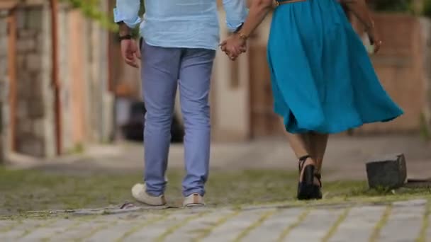 Pareja cariñosa cogida de la mano caminando en la calle de la vieja ciudad europea, romance — Vídeos de Stock