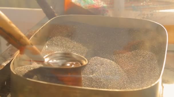 Barista μαγείρεμα τούρκικο καφέ μέσα σε γλάστρες σε ζεστό στυλ άμμος, παλιές παραδόσεις συνταγή — Αρχείο Βίντεο