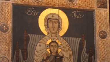 Tiflis, Gürcistan - Mayıs 2017 yaklaşık: Gezi şehrin. Yaşlı kilise, mum lamba Icons, dua eden yer yansıması iç görünüm
