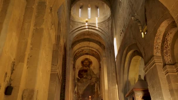 TBILISI, GEORGIA - CIRCA MAIO 2017: Passeios turísticos na cidade. Igreja interior com imagens de santos nas paredes, obras de arte religiosa, história — Vídeo de Stock