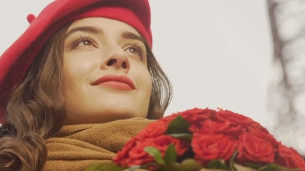 Inspirada joven feliz esperando amante, ramo de rosas, primera cita — Vídeos de Stock