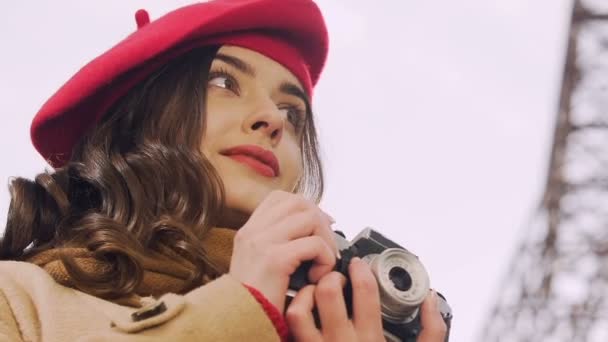 Mujer atractiva tomando fotos con la cámara, en busca de un buen tiro, hobby — Vídeo de stock