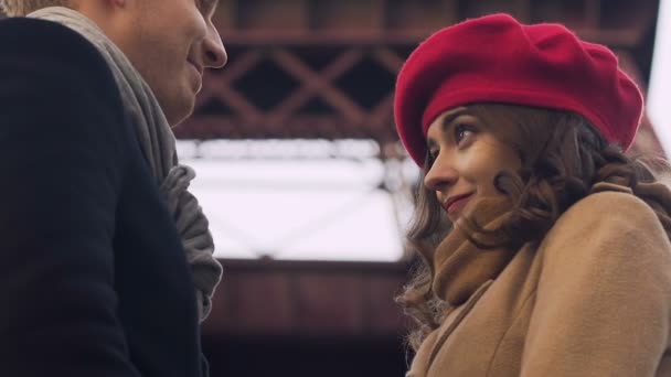 Schönes junges Paar, das sich zum ersten Mal küsst, schüchterne und zarte Beziehungen — Stockvideo