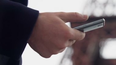 SMS ve online sosyal ağ açık kontrol app smartphone içinde kullanan adam
