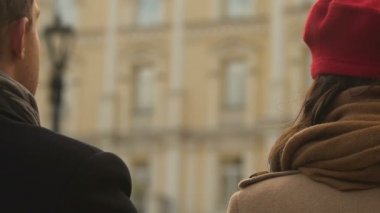 Çekici çift ilk tarihte, garip durum birbirine bakarak, utangaç
