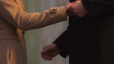 İnce kadın bel kucaklayan, yukarı kaldırarak ve öpüşme, ilişkilerin yeni sahne adam