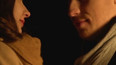 Sevgili erkek ve kadın öpüşme, dating, açık akşam aşık mutlu çift