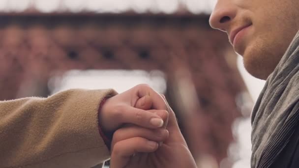Homme embrassant la main de la femme avec amour et tendresse, connaissance et première date — Video