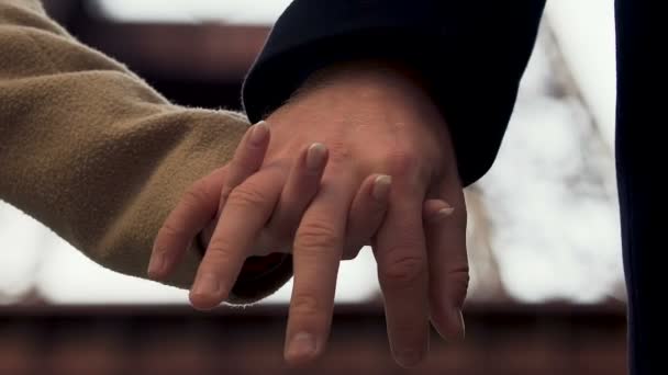 Hombre dejando ir la mano de la mujer y salir, pareja rompiendo al aire libre, amor no compartido — Vídeos de Stock