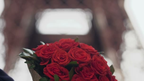 Uomo che dà mazzo di rose rosse alla fidanzata, coppia che tiene bouquet, floristica — Video Stock